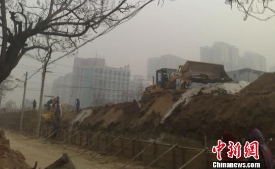 “造墙”工程现场 “造墙”工程现场