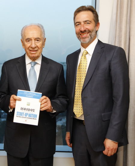以色列两届前任总理、现任总统西蒙·佩雷斯(Shimon Peres)为《创意的国度》一书做序，图为佩雷斯(左)和该书作者索尔。辛格(Saul Singer)合影