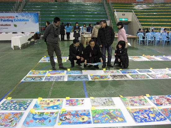 中韩日国际儿童画交流展联合评审在韩国举行_