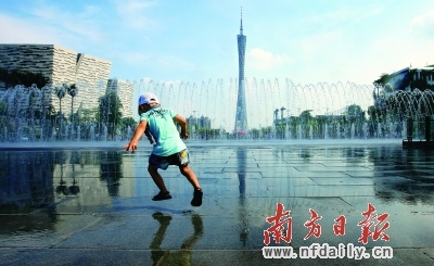 一个小孩在花城广场上的音乐喷泉前欢快地嬉戏。近年来,广州城市面貌有了脱胎换骨的变化。吴伟洪 摄 一个小孩在花城广场上的音乐喷泉前欢快地嬉戏。近年来,广州城市面貌有了脱胎换骨的变化。吴伟洪 摄