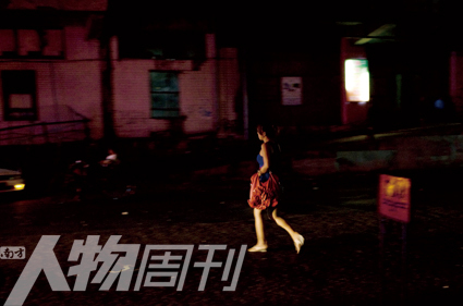 前往夜总会的女孩,在仰光很少见到穿短裙的女孩,夜总会也屈指可数 前往夜总会的女孩,在仰光很少见到穿短裙的女孩,夜总会也屈指可数