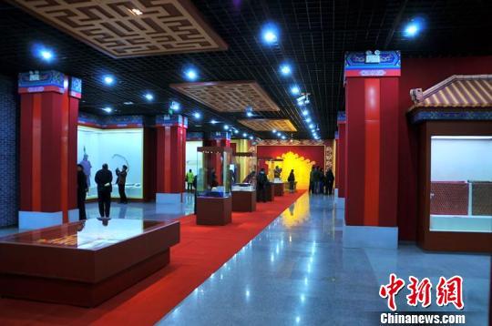 红色的柱子和墙面,以及琉璃瓦,还有尽头的“龙椅”等,使故宫的建筑装饰元素显露无疑。 马新龙 摄 红色的柱子和墙面,以及琉璃瓦,还有尽头的“龙椅”等,使故宫的建筑装饰元素显露无疑。 马新龙 摄