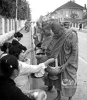 僧侣通常早上6点就出来化缘 僧侣通常早上6点就出来化缘