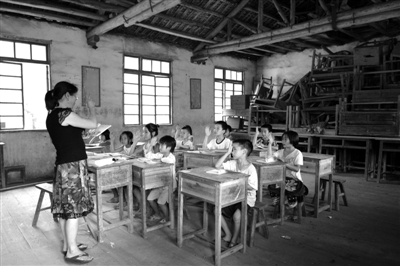 去年年底,湖南邵阳市新邵县被纳入国家特困地区。图为老师在给当地学生上课。资料图片 去年年底,湖南邵阳市新邵县被纳入国家特困地区。图为老师在给当地学生上课。资料图片