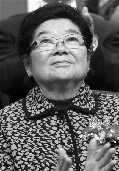 顾秀莲,第十届全国人大常委会副委员长,1982年至1989年任江苏省省长。 顾秀莲,第十届全国人大常委会副委员长,1982年至1989年任江苏省省长。