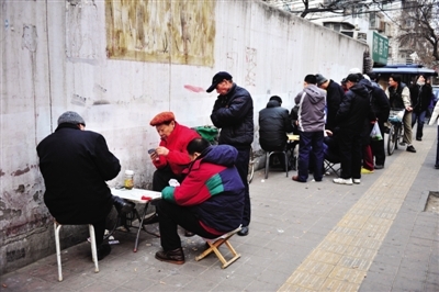北三环南侧小黄庄路边打牌、下棋的老人。 北三环南侧小黄庄路边打牌、下棋的老人。