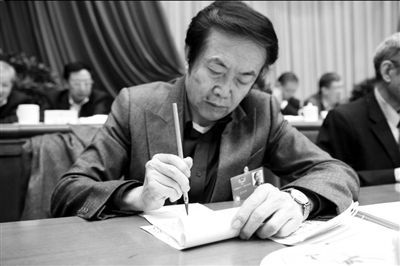 微博政协会议现场,袁熙坤用毛笔做笔记。中新社发 微博政协会议现场,袁熙坤用毛笔做笔记。中新社发