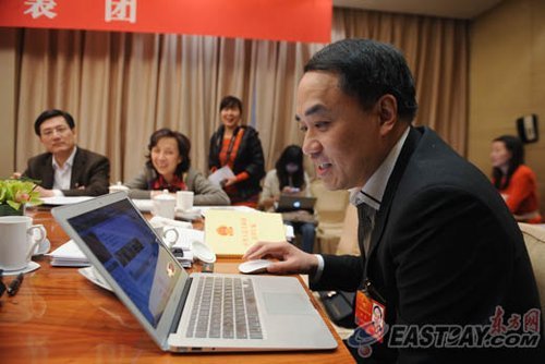 上海代表团全国人大代表顾晋听完介绍,现场发起了微博回应韩正的“推销”。 上海代表团全国人大代表顾晋听完介绍,现场发起了微博回应韩正的“推销”。