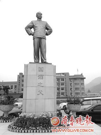 茅台集团办公楼前的周恩来铜像。石念军 摄 茅台集团办公楼前的周恩来铜像。石念军 摄