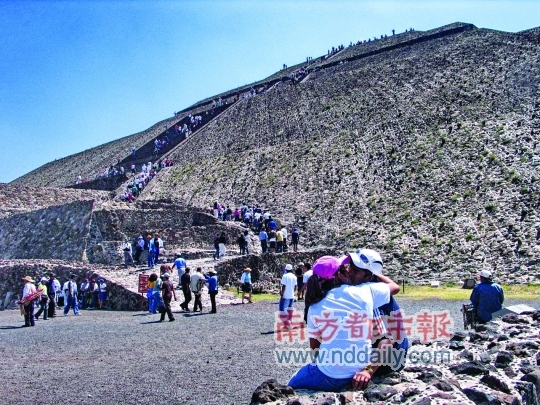 太阳金字塔是特奥蒂瓦坎古城遗迹的代表性建筑。 太阳金字塔是特奥蒂瓦坎古城遗迹的代表性建筑。