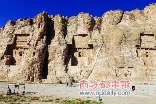 纳各西墓地在设拉子城郊,大流士和他几个亲属的巨大十字形陵墓次第排列。 纳各西墓地在设拉子城郊,大流士和他几个亲属的巨大十字形陵墓次第排列。