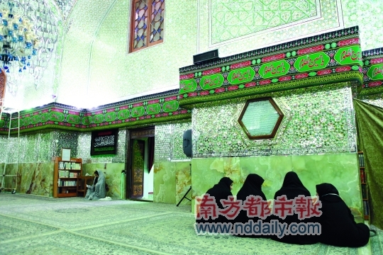 设拉子的伊玛姆纪念馆全部以镜片装饰内墙,华丽炫目如水晶宫殿。一身黑袍的女性在男女分开的大厅里礼拜、静思。 设拉子的伊玛姆纪念馆全部以镜片装饰内墙,华丽炫目如水晶宫殿。一身黑袍的女性在男女分开的大厅里礼拜、静思。