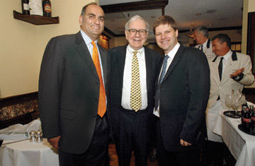 2007年 Harina Kapoor、帕伯莱投资基金集团执行合伙人Mohnish Pabrai(左)、对冲基金Aquamarine Funds LLC负责人Guy Spier(右)， 65.01万美元