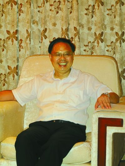 长沙市市长张剑飞接受记者采访时侃侃而谈。王伟 摄 长沙市市长张剑飞接受记者采访时侃侃而谈。王伟 摄