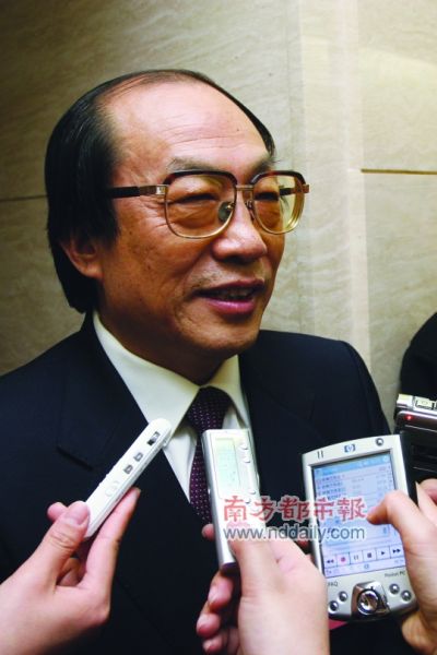 2008年3月5日，时任铁道部部长刘志军接受记者采访。C FP图