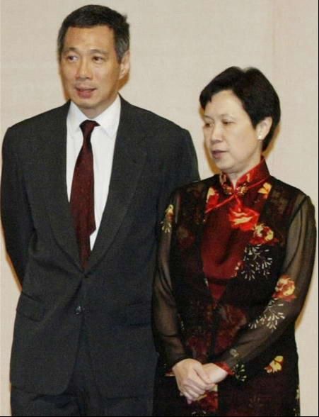 新加坡淡马锡控股CEO何晶和丈夫新加坡总理李显龙(图片来源：新华社)