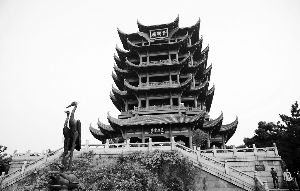 武汉黄鹤楼历史上屡建屡废,最后一座“清楼”建于同治七年(公元1868年),毁于光绪十年(公元1884年),如今人们看到的黄鹤楼,是上世纪80年代以清同治楼为蓝本重建的“新版黄鹤楼”,楼内建有电梯。 滕王阁历经29次重修,现在的滕王阁是1985年依照梁思成所绘的《重建滕王阁计划草图》重建而成。 建成于2001年的南京阅江楼只有11岁。 武汉黄鹤楼历史上屡建屡废,最后一座“清楼”建于同治七年(公元1868年),毁于光绪十年(公元1884年),如今人们看到的黄鹤楼,是上世纪80年代以清同治楼为蓝本重建的“新版黄鹤楼”,楼内建有电梯。 滕王阁历经29次重修,现在的滕王阁是1985年依照梁思成所绘的《重建滕王阁计划草图》重建而成。 建成于2001年的南京阅江楼只有11岁。