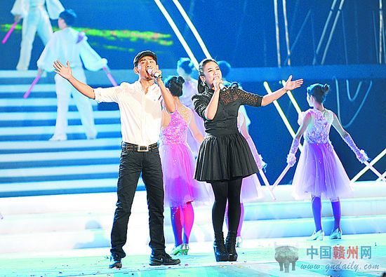 著名歌手阿宝激情唱响《一路歌唱》