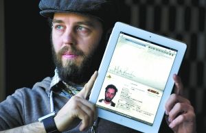 忘带护照 男子iPad闯关