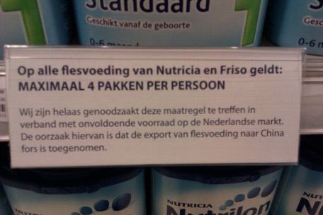 零售商便只能推出更为严格的限购政策。刚过去的新年前后，不堪缺货困扰的店铺将奶粉区的告示变成英荷双语，英文说明每位顾客的限购数量，荷兰文的说明要比英文的多一句话，即“由于全荷兰市场短缺，很遗憾开始紧急执行此限购政策。原因是出口中国的儿童食品暴增。”