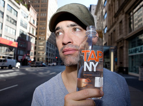 一名叫做Craig Zuker的甚至把自来水放上了流水线装瓶出售。他建立了自己的品牌，就叫做“纽约自来水”。(图片来源：http://coolidea.ru网站))