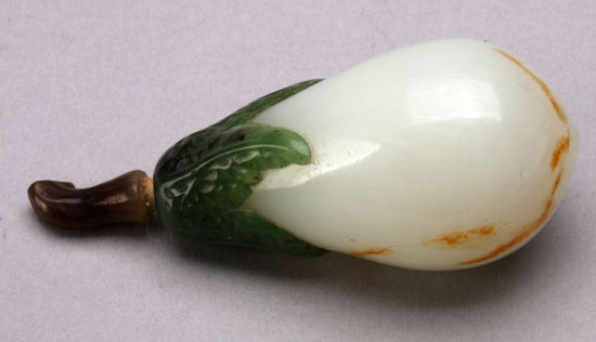 图13 清乾隆白玉长茄鼻烟壶
