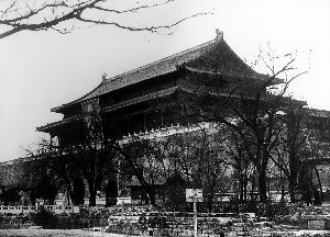1945年,刚刚光复的北平。原来天安门城楼下还曾有树林。 1945年,刚刚光复的北平。原来天安门城楼下还曾有树林。