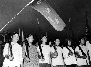 1958年,因参加十三陵水库建设而获得英雄称号的七姐妹,光荣成为红旗人民公社民兵。 1958年,因参加十三陵水库建设而获得英雄称号的七姐妹,光荣成为红旗人民公社民兵。