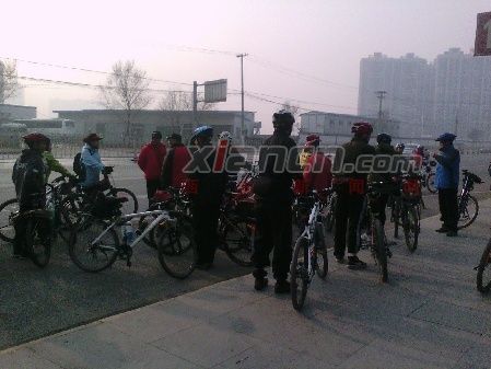 2月23日,来自各行各业的车友们在西万路口集合准备前往周至楼观台。 2月23日,来自各行各业的车友们在西万路口集合准备前往周至楼观台。