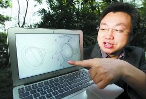 肖文均展示他的沙井防坠围栏的设计图。重庆晨报首席记者 高科 摄 肖文均展示他的沙井防坠围栏的设计图。重庆晨报首席记者 高科 摄