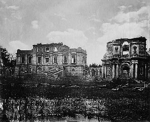《圆明园西洋楼残迹》 圆明园在1860年被英法联军烧毁后,砖木结构的中式建筑基本都看不到了,但西洋楼景区的建筑主体是砖石结构,还能感受到圆明园全盛时期的辉煌。最早拍摄圆明园西洋楼残迹的外国摄影师有个共同之处——大多是清朝海关的雇员。托马斯·查尔德当时在海关任燃气工程师,他曾经系统地学习过摄影,而且对建筑很感兴趣,拍摄了许多圆明园西洋楼残迹的照片,而且是西洋楼残迹早期的状态,非常珍贵。