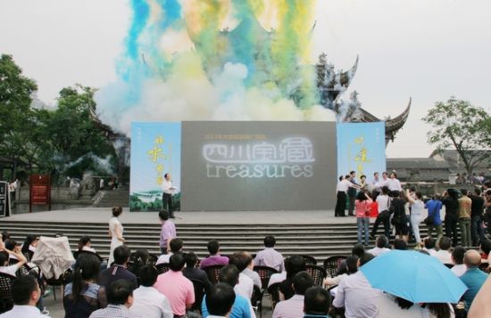 5月19日上午, 2013年中国旅游日四川省分会场活动在都江堰景区南桥广场隆重举行,四川省人民政府副省长黄彦蓉出席活动,四川省人民政府副秘书长王七章主持活动。四川省旅游局主要领导及各相关处室负责人,四川省内部分市(州)、区(县)旅游局负责人以及新闻媒体参加活动。 5月19日上午, 2013年中国旅游日四川省分会场活动在都江堰景区南桥广场隆重举行。
