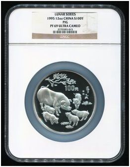1995年乙亥猪年生肖12盎司银币一枚(发行量:500枚、带证书、NGC PF69) 1995年乙亥猪年生肖12盎司银币一枚(发行量:500枚、带证书、NGC PF69)