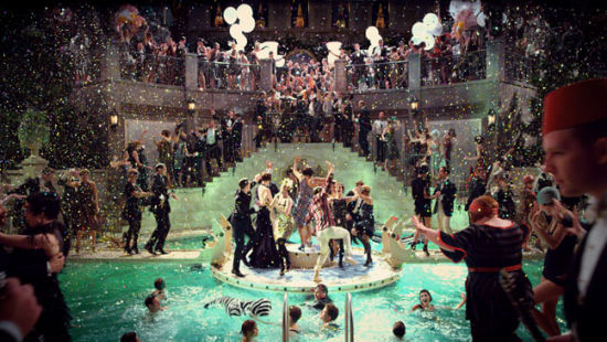 电影《了不起的盖茨比》中盖茨比举行派对场景