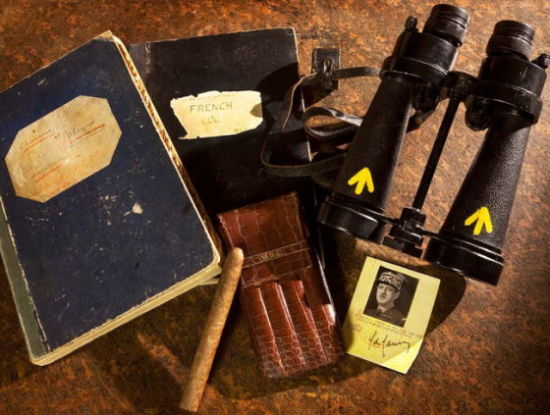 在戴高乐将军著名的双筒望远镜旁边，有温斯顿·丘吉尔先生的私人雪茄盒。