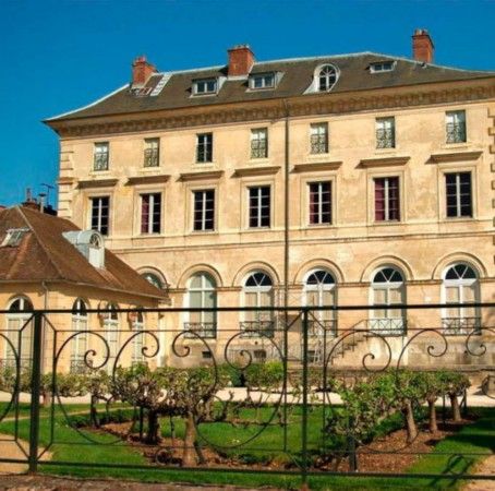 罗马王宫殿由两部分并排的建筑体组成，布鲁诺·勒杜拥有其中的一座，将其改造成自己的私人博物馆。