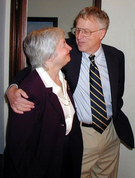 耶伦与丈夫乔治-阿克洛夫(George Akerlof)，后者是2001年诺贝尔经济学奖得主、柏克莱加州大学名誉教授