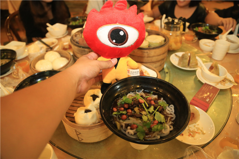 小浪美食合张影