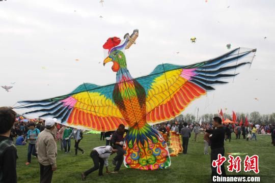 4月19日,第31届潍坊国际风筝会启幕。诺贝尔文学奖获得者莫言也于当日向家乡潍坊赠送题字风筝表祝福。图为巨型风筝放飞前奏。 杨晓卫 摄 4月19日,第31届潍坊国际风筝会启幕。诺贝尔文学奖获得者莫言也于当日向家乡潍坊赠送题字风筝表祝福。图为巨型风筝放飞前奏。 杨晓卫 摄