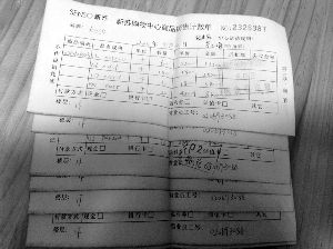 4位营业员签名确认的购物清单(左)、商场盖了“现金收讫”戳的销售计数单“第三联”