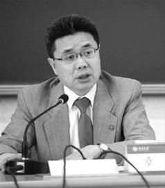 章政 博士，北京大学中国信用研究中心教授，现任北京大学经济学院党委书记、副院长，兼任环境资源与发展经济学系主任。