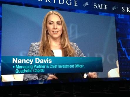南希在全球顶级商业论坛SALT Conference上作为主讲嘉宾发言。