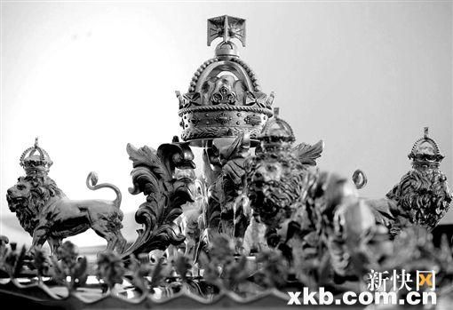 车顶的装饰一部分来自于“胜利号”战舰的木头,狮子则是仿制英国白金汉宫大门上的狮子。 车顶的装饰一部分来自于“胜利号”战舰的木头,狮子则是仿制英国白金汉宫大门上的狮子。