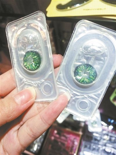 “三无”美瞳产品在市场上依然可以轻易买到 “三无”美瞳产品在市场上依然可以轻易买到