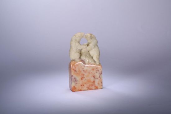 林凤妹 焓红石双雄章 规格:11.5×6×2.5cm 333.7g 林凤妹 焓红石双雄章 规格:11.5×6×2.5cm 333.7g