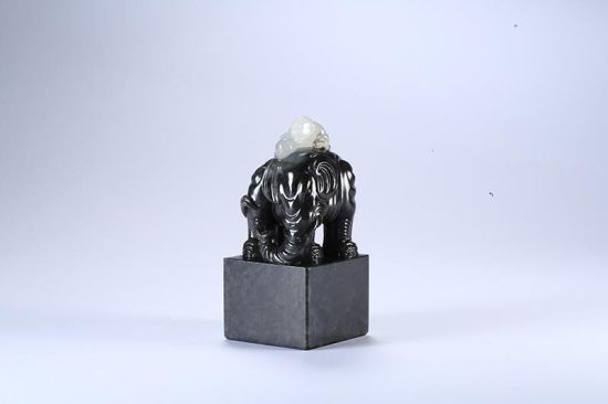 高山玛瑙冻石童子洗象方章 规格:9×4×4cm 234g 高山玛瑙冻石童子洗象方章 规格:9×4×4cm 234g
