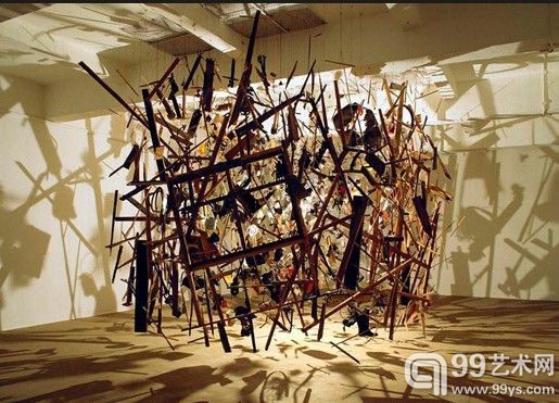 •(Cornelia Parker)װƷCold Dark Matter(1991)