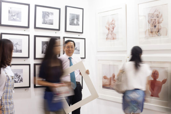 靳宏伟的新身份—世界级图片社 Sipa 的大股东。他代表 Sipa 参展的上海艺术影像展,展位的一组玛丽莲·梦露限量版彩色照片前人潮涌动(摄影:李威娜) 靳宏伟的新身份—世界级图片社 Sipa 的大股东。他代表 Sipa 参展的上海艺术影像展,展位的一组玛丽莲·梦露限量版彩色照片前人潮涌动(摄影:李威娜)