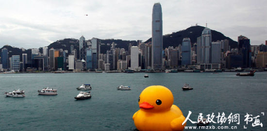 2013年5月，荷兰观念艺术家Florentijn Hofman的“巨型大黄鸭”游到香港