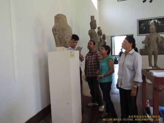 中柬文物点交工作人员在柬埔寨国家博物馆展厅点交展品 中柬文物点交工作人员在柬埔寨国家博物馆展厅点交展品